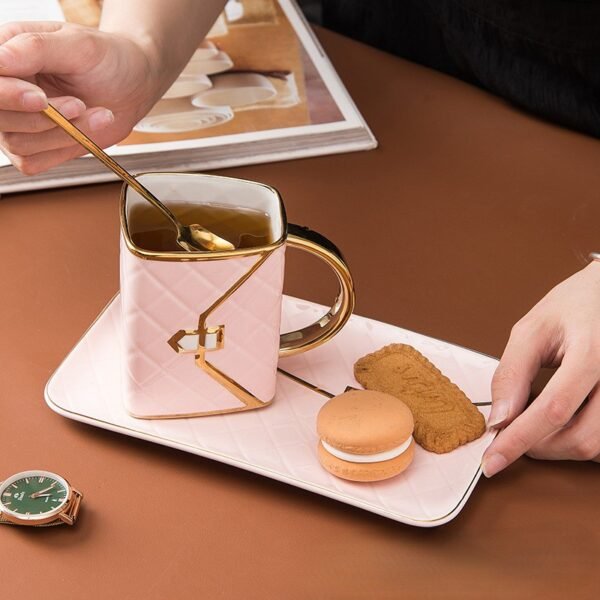 Juego de Taza y Platillo de Cerámica de Diseño "Haute Couture"