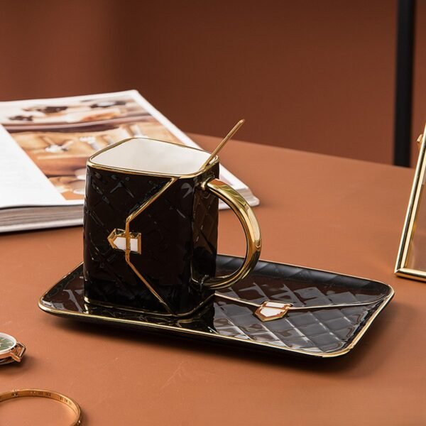 Juego de Taza y Platillo de Cerámica de Diseño "Haute Couture" - Image 3