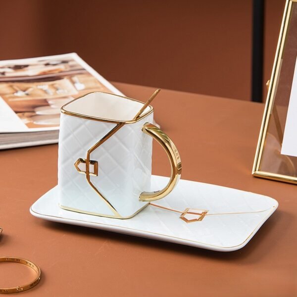 Juego de Taza y Platillo de Cerámica de Diseño "Haute Couture" - Image 2